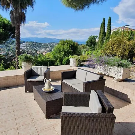 Haus Mit Garten Ueber Der Bucht Von Cannes Prázdninový dům *