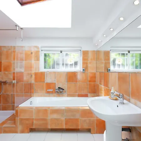 Haus Mit Garten Ueber Der Bucht Von Cannes