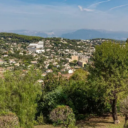 Haus Mit Garten Ueber Der Bucht Von Cannes Hébergement de vacances
