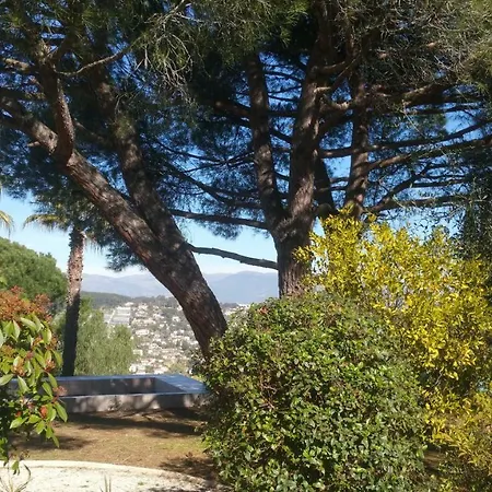 Haus Mit Garten Ueber Der Bucht Von Cannes