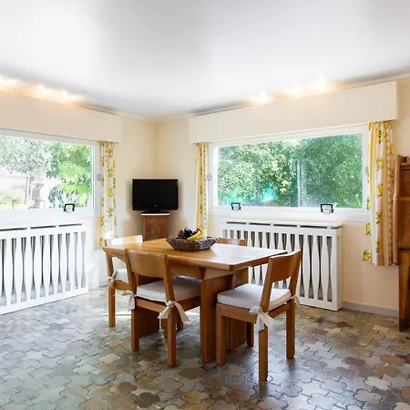 Haus Mit Garten Ueber Der Bucht Von Cannes