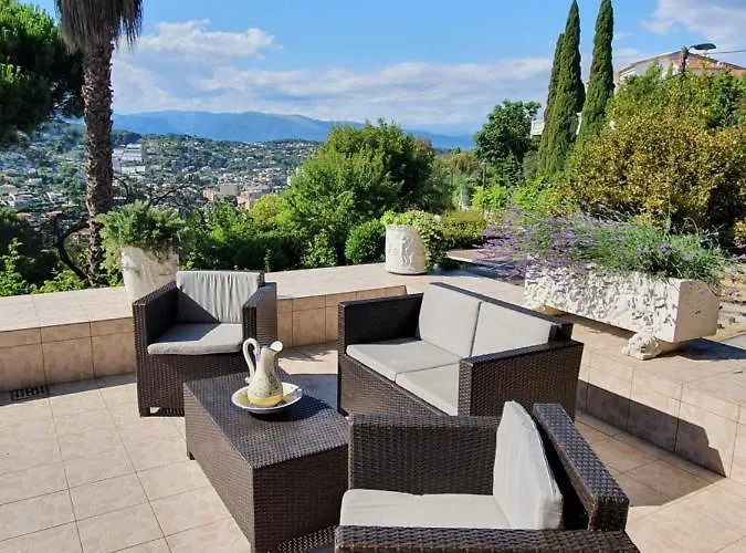 Haus Mit Garten Ueber Der Bucht Von Cannes Prázdninový dům *