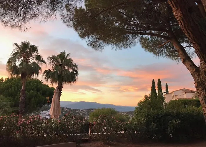 Prázdninový dům Haus Mit Garten Ueber Der Bucht Von Cannes *