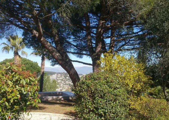 Haus Mit Garten Ueber Der Bucht Von Cannes